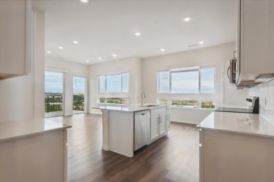 A kitchen with white cabinets.