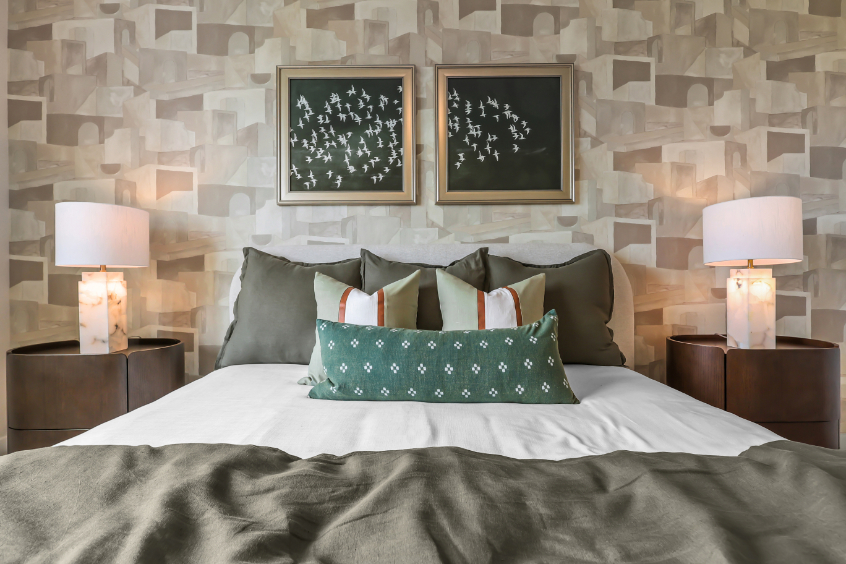 A bed with lamps on either side.